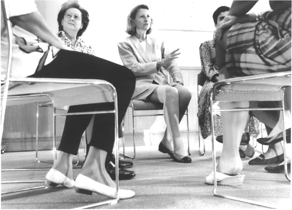 Lo counsels a support group
